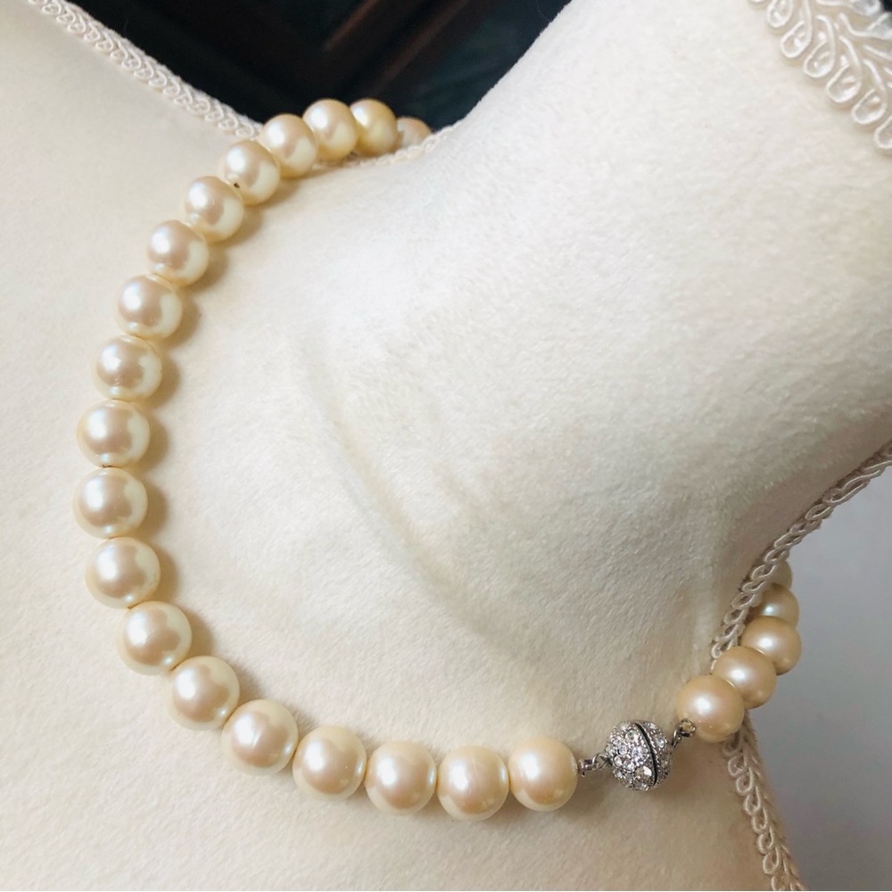 Vintage iridescent cream glass pearl bead necklace